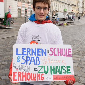 Kinderrechteaktion Auf der Linzer Landstraße machten SchülerInnen der BRG Hammerlingstraße gemeinsam mit der Katholischen Jungschar Linz auf den Tag der Kinderrechte aufmerksam. Auf Plakaten zeigten sie ihre Forderungen zum Recht auf Bildung - 'ich w