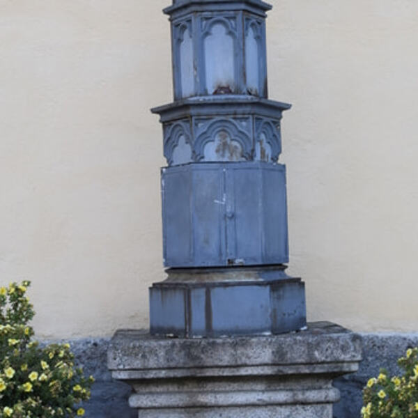 Arneth Grabmal und Gedenktafel