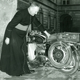 Bischof Franz Zauner und sein Motorrad, ein legendäres 'Gespann'