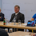 Am Podium (v.l.) Franz Kehrer, Direktor der Caritas OÖ, Bischof Manfred Scheuer, Michaela Haunold, Leiterin der Caritas Sozial-Beratungsstellen sowie (online zugeschaltet) Irene Huss, design. Pastoralvorständin der Pfarre Braunau / © Diözese Linz / Johannes Kienberger Am Podium (v.l.) Franz Kehrer, Direktor der Caritas OÖ, Bischof Manfred Scheuer, Michaela Haunold, Leiterin der Caritas Sozial-Beratungsstellen sowie (online zugeschaltet) Irene Huss, design. Pastoralvorständin der Pfarre Braunau