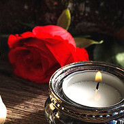 Teelicht vor Rose