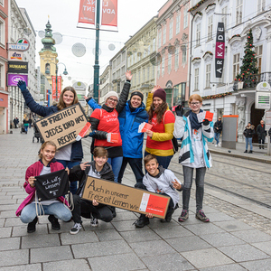 Kinderrechteaktion Auf der Linzer Landstraße machten SchülerInnen der BRG Hammerlingstraße gemeinsam mit der Katholischen Jungschar Linz auf den Tag der Kinderrechte aufmerksam. Auf Plakaten zeigten sie ihre Forderungen zum Recht auf Bildung - 'ich w